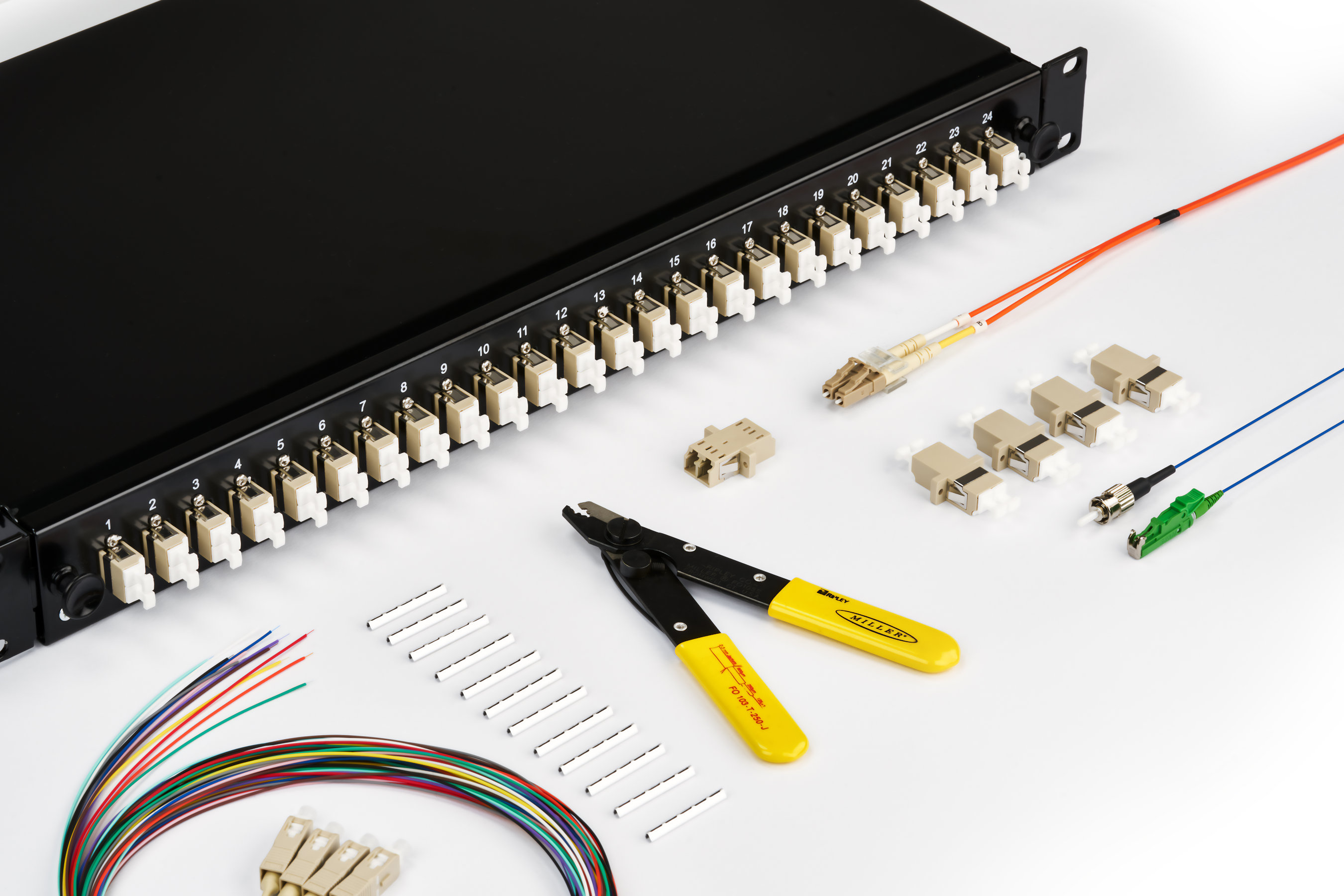 Glasfaser-Verkabelungssatz mit Patchpanel, Glasfaserkabeln, Steckern, Abisolierwerkzeug und Adaptern.