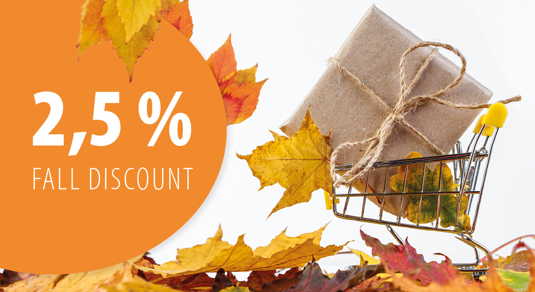 Autumn offer: 2.5% discount on products - shopping basket with gift, surrounded by autumn leaves