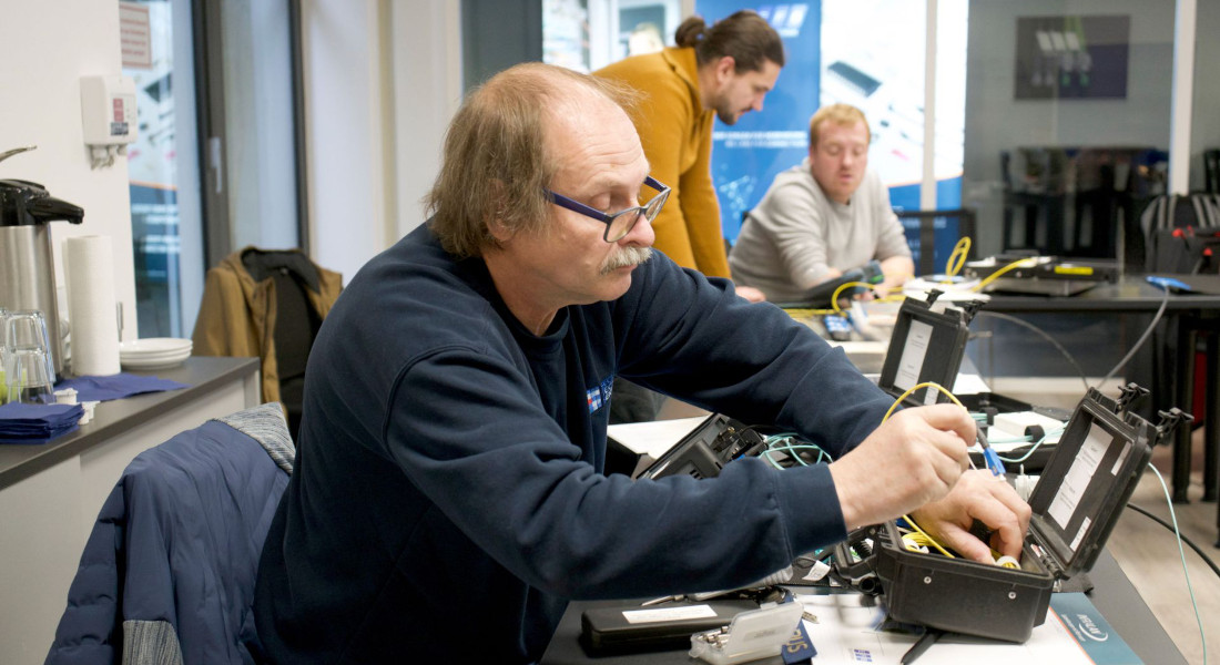 Technik-Workshop: Teilnehmer bei praktischen Übungen mit Geräten – EFB-Elektronik Schulung