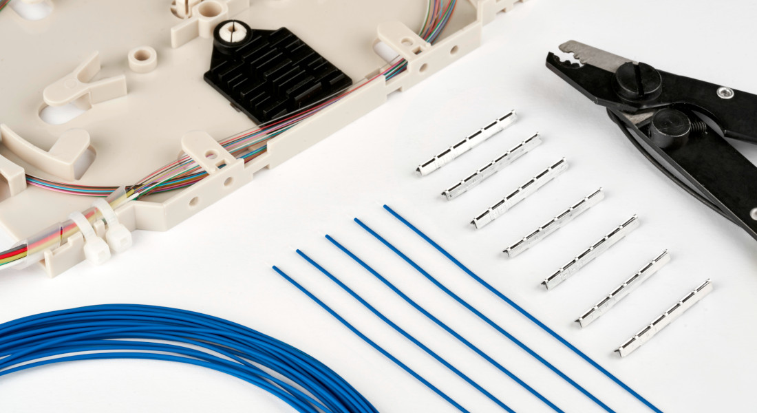 Tools and components for fiber optic cabling, including fiber optic cable, splice sleeves and splice cassette